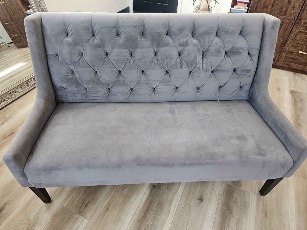Comfy & Stylish Tuffed Sofa