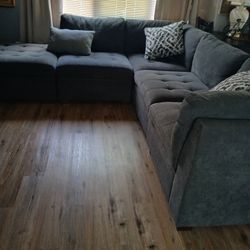 5 Peice  Sofa Set...only 9 Months Old..Grey ...can Be Rearranged To Suit Your Living Space...Great Price...must Sell 