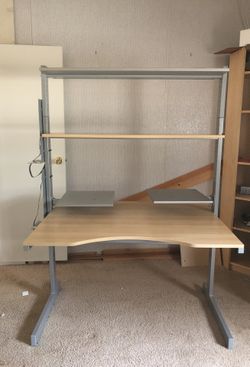 Sturdy desk with shelf space