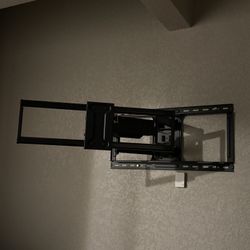 Insignia 360° Wall Mount (42-90° TV)