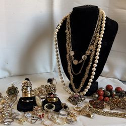Gold tone jewelry lot