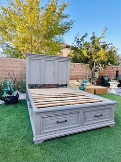 BEAUTIFUL QUEEN STORAGE BED FRAME ( FREE DELIVERY 🚚 FIRST FLOOR )  THE RIGHT SIDE-RAILS DRAWER IT MIGHT NEED A LITTLE WORK ( FIRM PRICE )