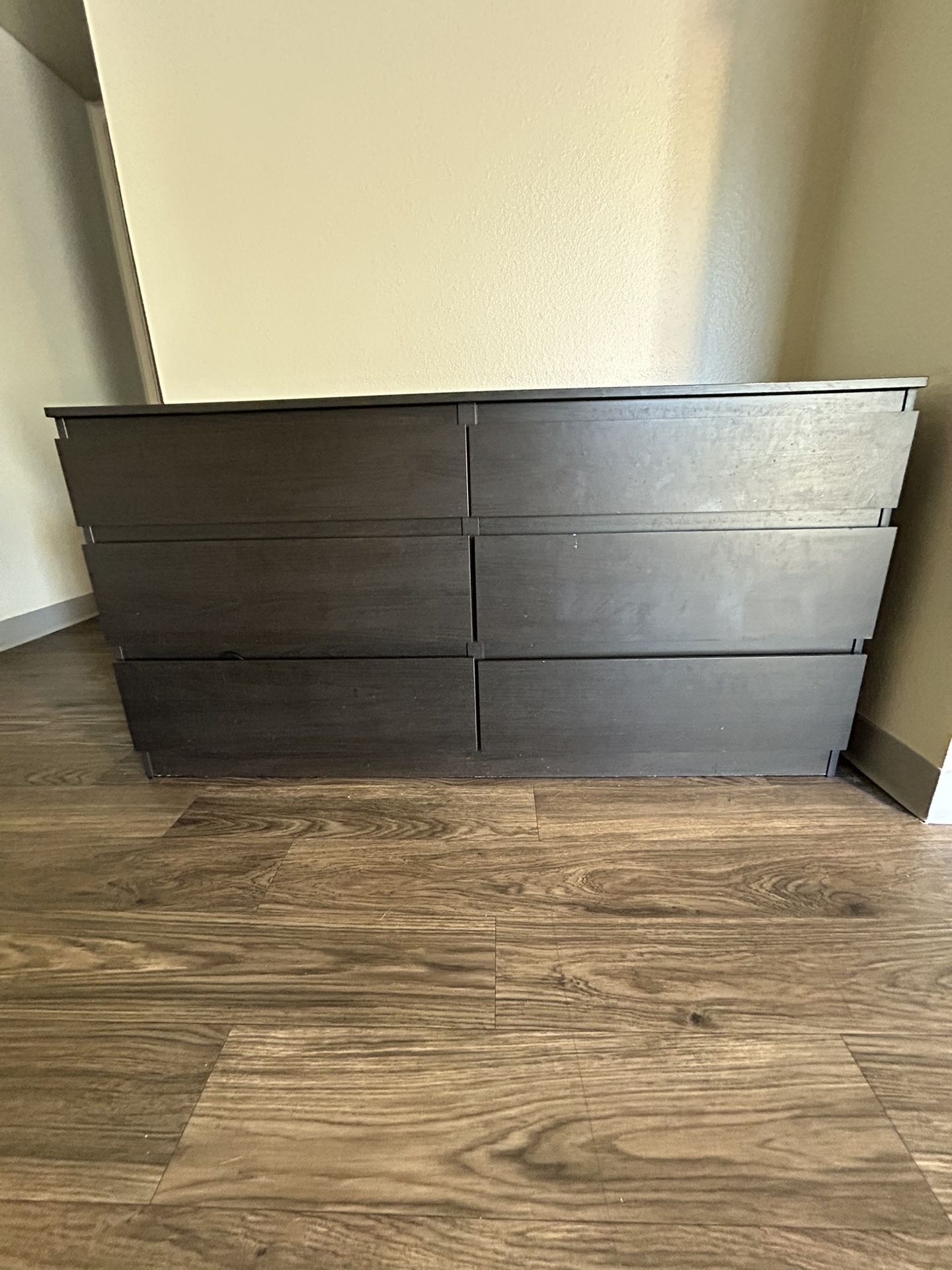6 Drawer Dresser/ TV Stand