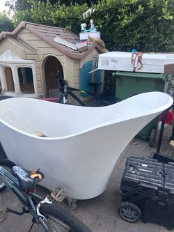 White Clawfoot Slipper Bathtub