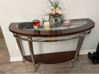 Entrance table