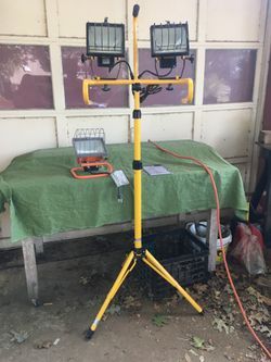 1000 watt Light Stand.      South Austin.     $35 Cash firm.