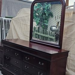** Beatiful 8 Drawer Wooden Dresser With Mirror + Nightstand **