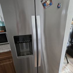 Stainless Steel Whirlpool Fridge in Great Condition 