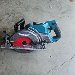 Makita 40v Skillsaw , 2 Batterys & Charger 