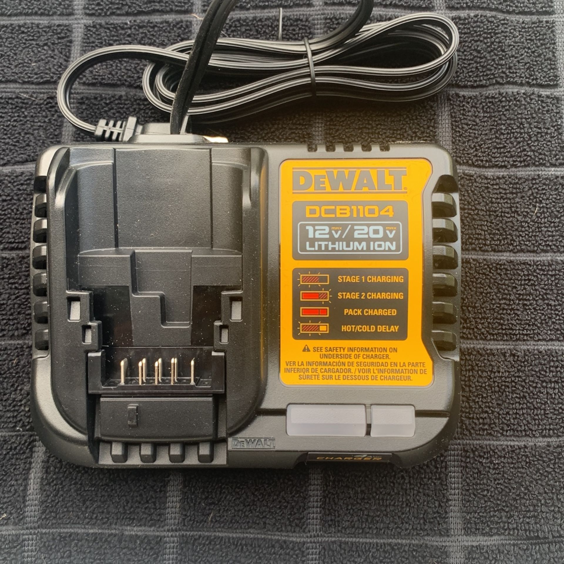 Battery Charger Dewalt DCB1104