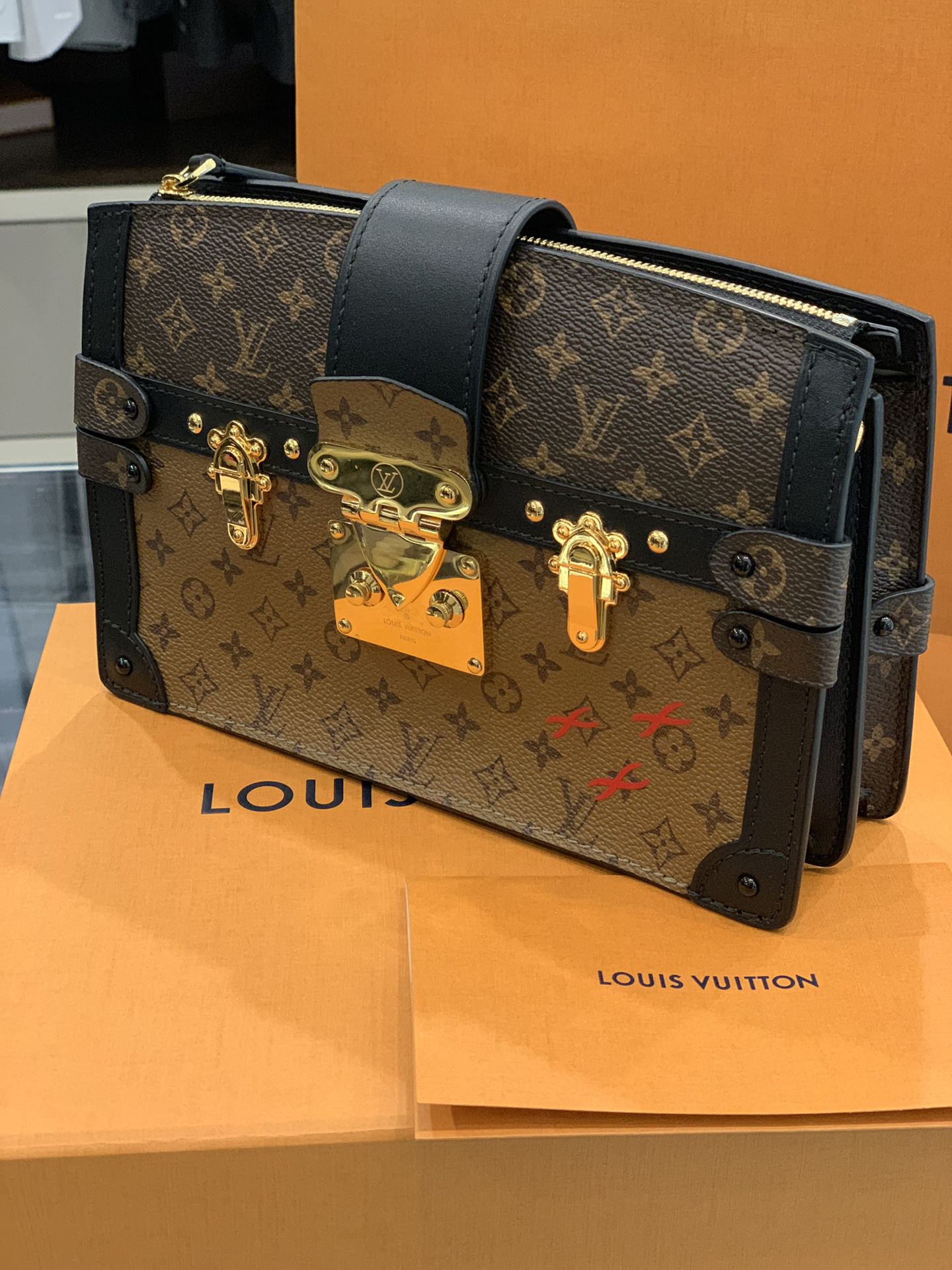 Louis Vuitton MONOGRAM 2018-19FW Trunk clutch (M43596) in 2023  Louis  vuitton monogram, Louis vuitton trunk, Louis vuitton handbags