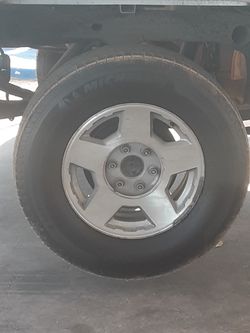 Chevrolet Rims. 4 rims 1 is different have other rim but cracked