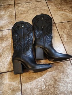 Womans boots size 6 Forever 21