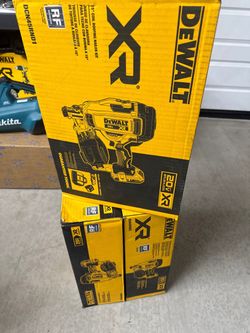 DeWalt XR 20V 15° Coil Roofing Nailer Kit