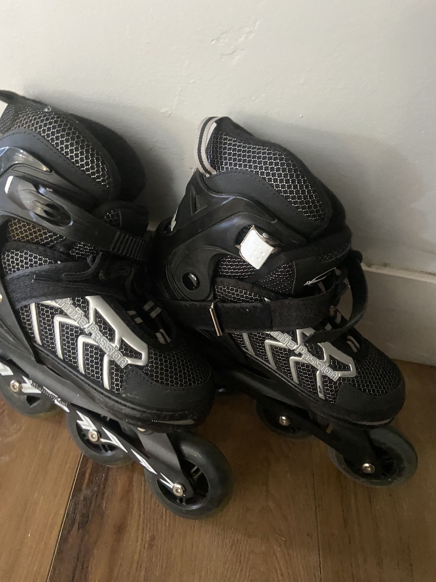 Bran New Woman’s Adjustable Rollerblades Extends To Fit Foot