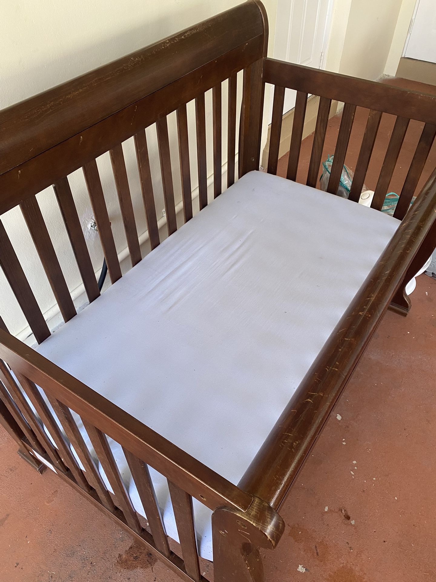 BEAUTIFUL BABY CRIB WITH EXTRAS