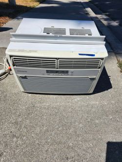Window Air Conditioner 6000 BTU LIKE NEW