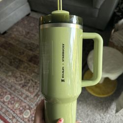 New Stanley x Starbucks Fall 2024 40 oz Olive Green Pearl for Sale in Lake  Grove, OR - OfferUp