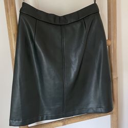New French Connection “Crolenda”  Green Faux Leather Skirt With Tags Size 2