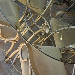 Table (4) Chairs 