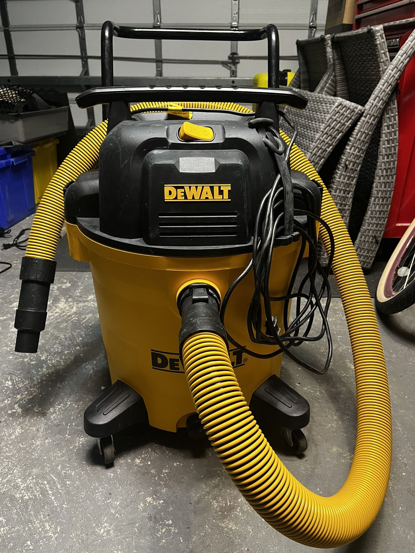 DEWALT 16 Gallons wet/dry vacuum