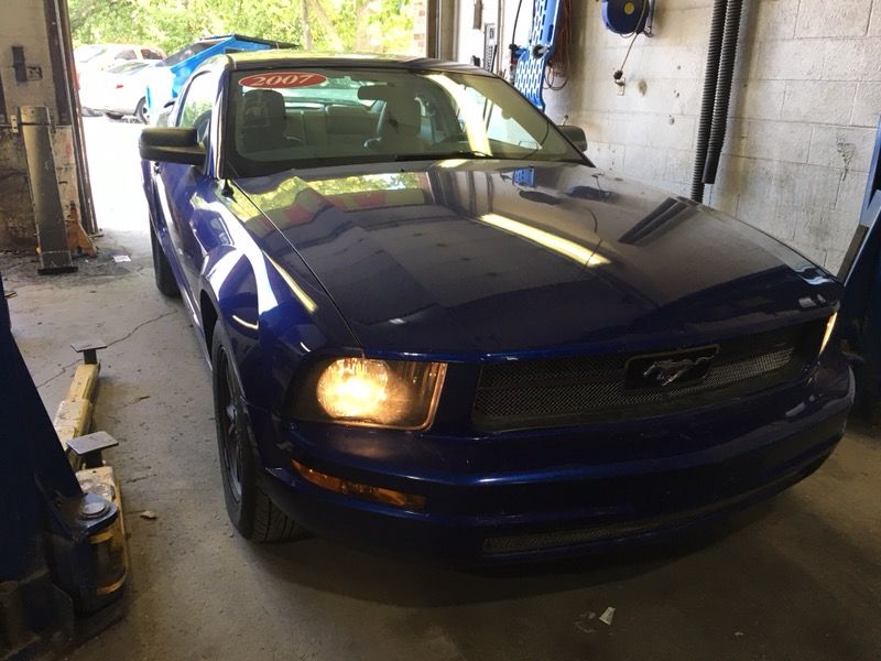2005 mustang low miles 72k runs and looks great
