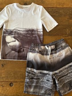 Boys size 6 / 7 swim trunks & rash guard