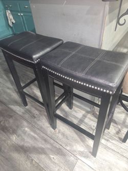 2 barstools
