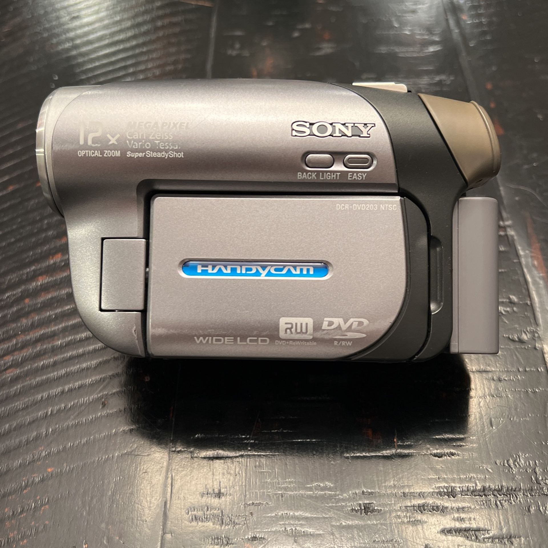 Sony HandyCam DCR-DVD203 Mini DVD Camcorder Nightshot 12x Optical Zoom