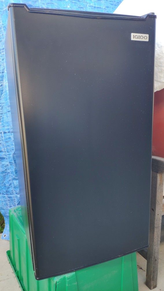 Igloo Mid Size Mini Refrigerator