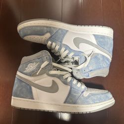 Jordan 1 Hyper Royale