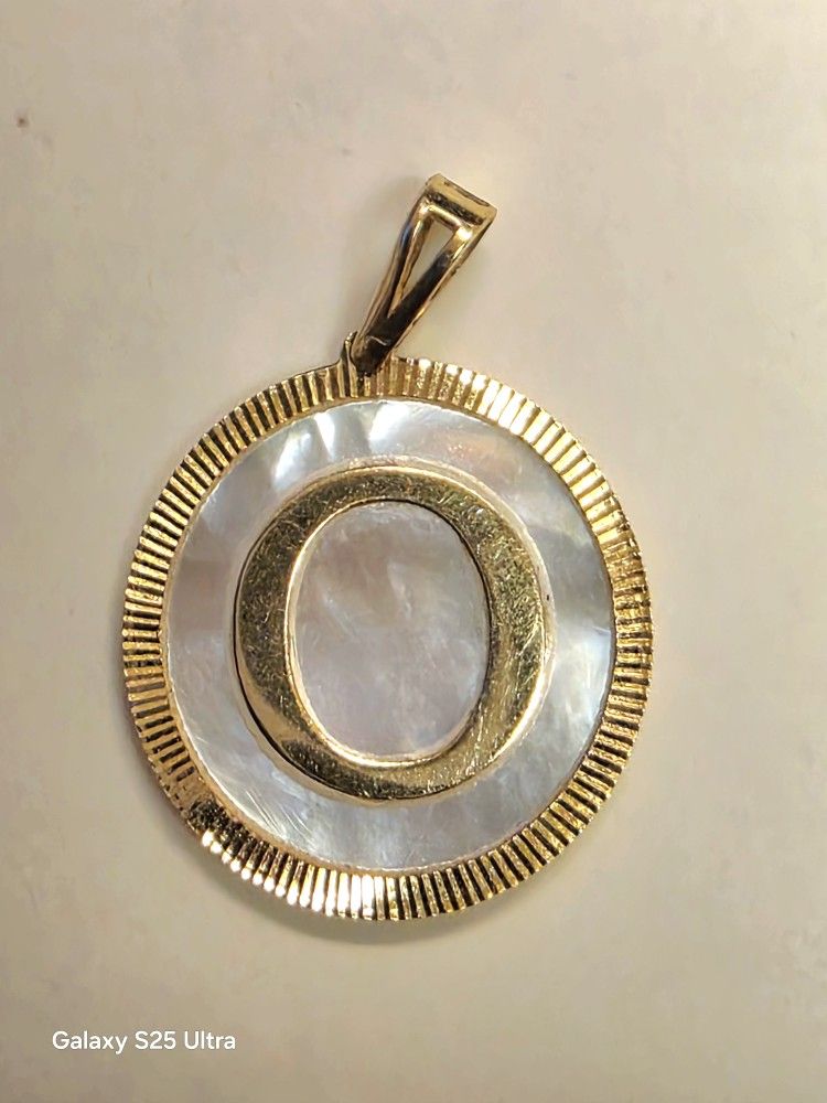 π18k Gold O Initial Mother Of Pearl Pendant