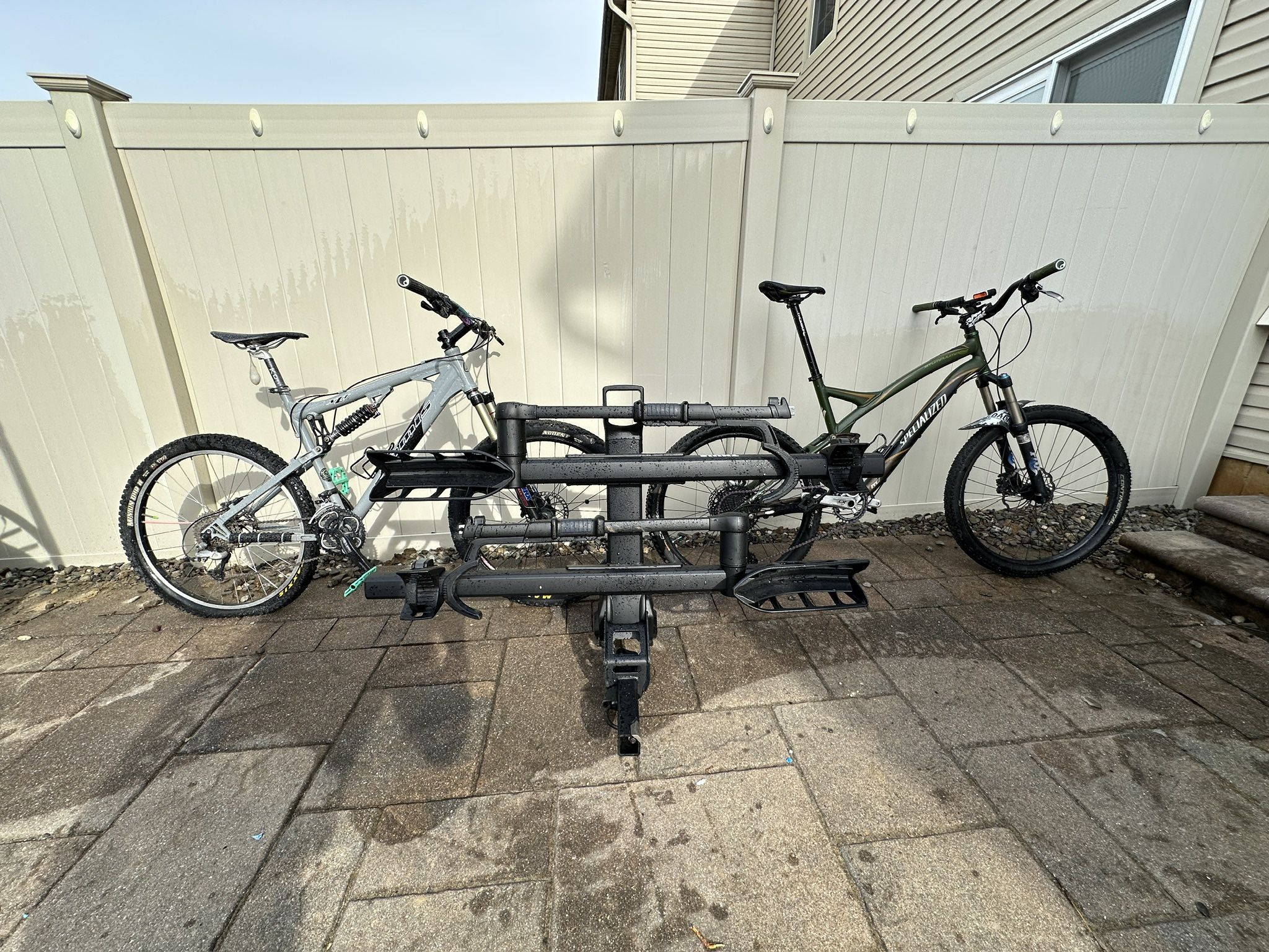Specialized Stumpjumper XL/ Jamis MTB XL/ THULE T2 Pro XTR 2 2”