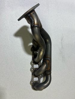 BRAND NEW Ford OEM exhaust manifold (BR3Z-9430-A) fits Ford Mustang year models 2011-2014 5.0L V8 (RH side)