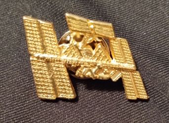 Vintage NASA ISS/International Space Station lapel pin, gold tone