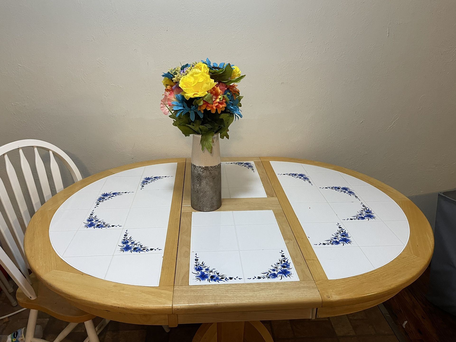 Round Dinner Table