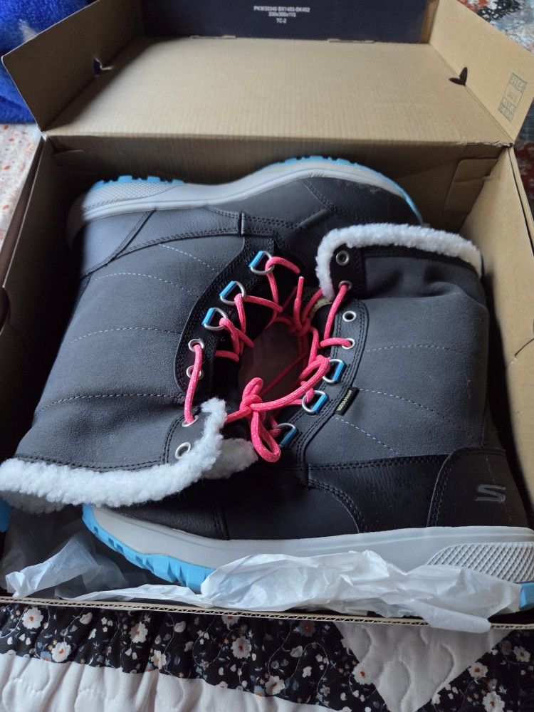Skechers On The GO Outdoors Ultra - Snow Capped Womens Mid Calf Boot
Women's size 8