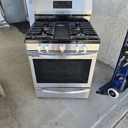 GE 30 in. 5.0 cu. ft. Freestanding Gas Range in Stainless Steel with Griddle