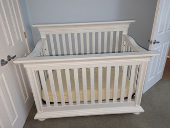 Wooden White baby Crib - Excellent Condition 