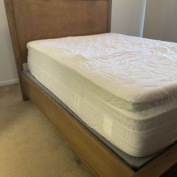 Queen Bed  Excellent Condition 