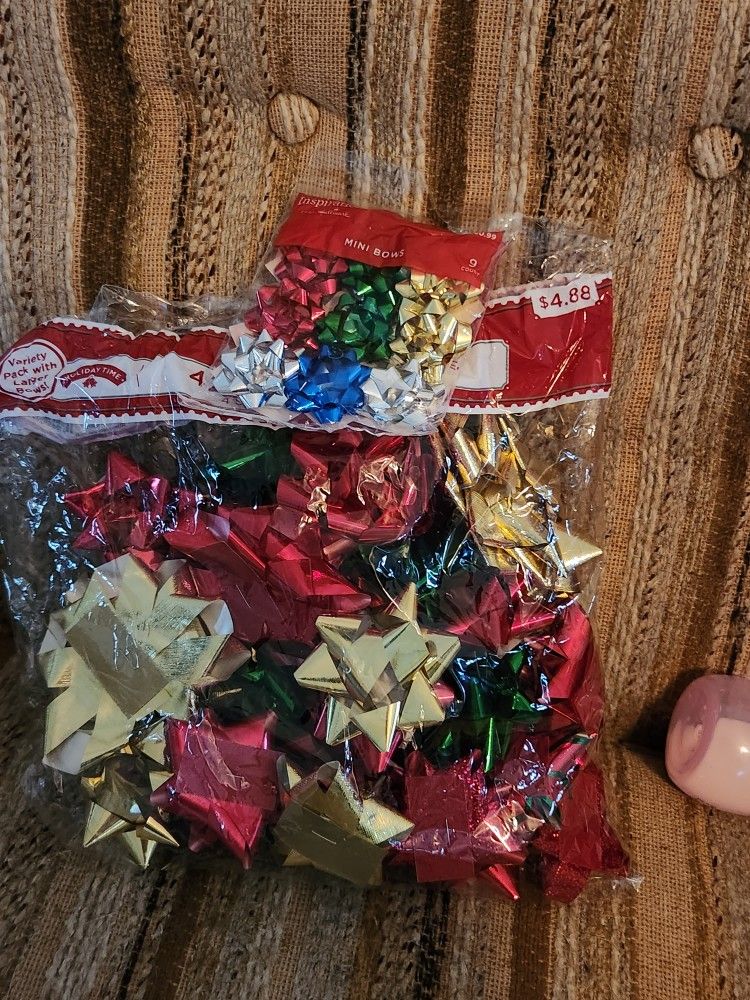 It's Christmas time! I Have ALOT Of Christmas Bows For Sell! All NEW!Cheaper Than Stores! Please Read Description!