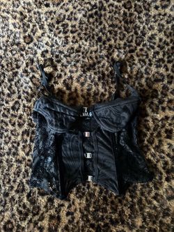 https://offerup.com/redirect/?o=SS5BTQ==.GIA black corset top🖤