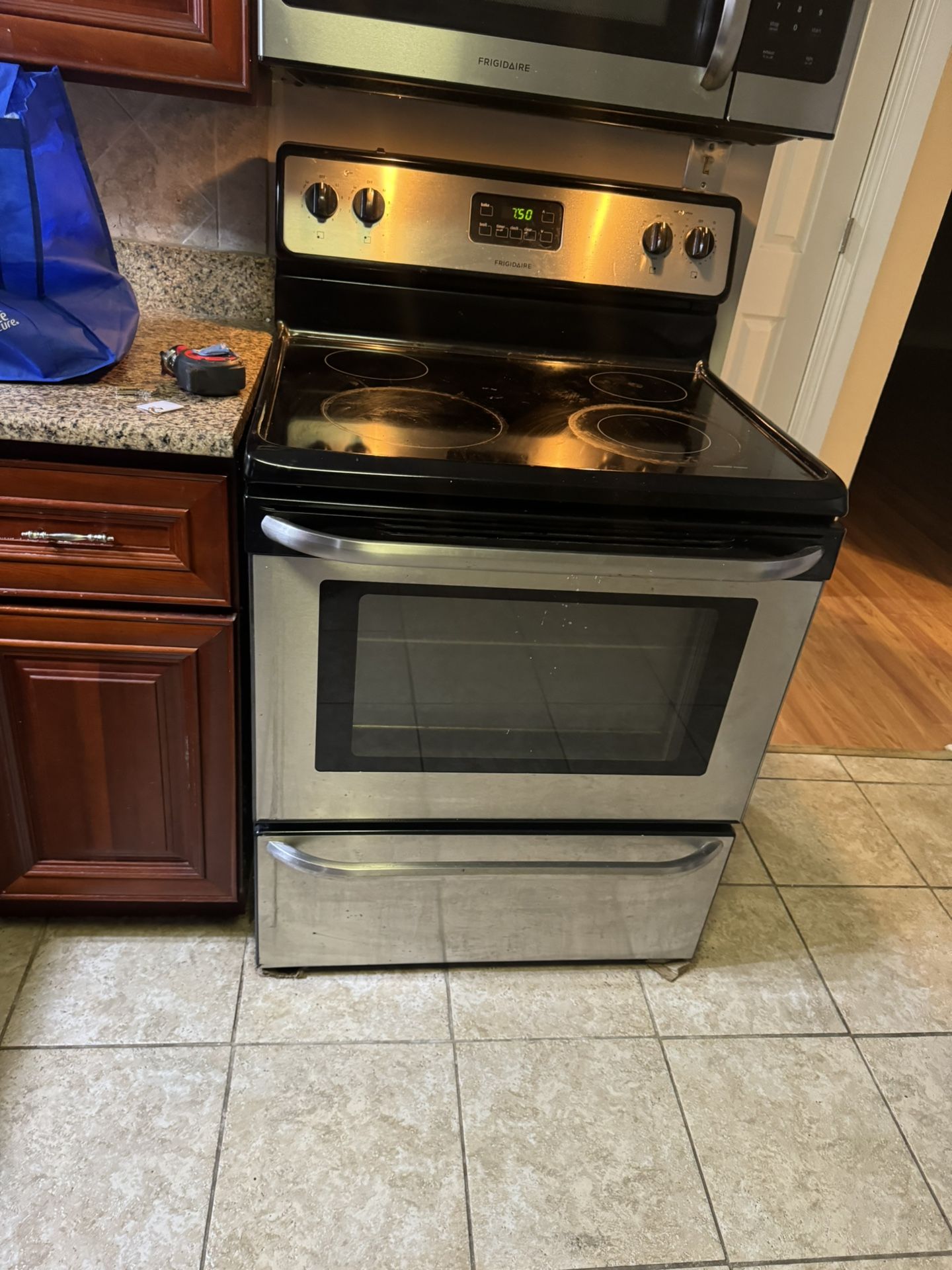 4 Piece Frigidaire Kitchen Appliances Electric stove