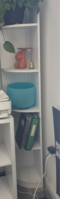 Corner book shelf