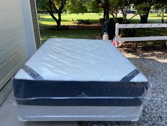 DreamCloud Queen Mattress