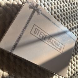 Steve Madden 2 Piece Gift Set - Scarf And Wallet