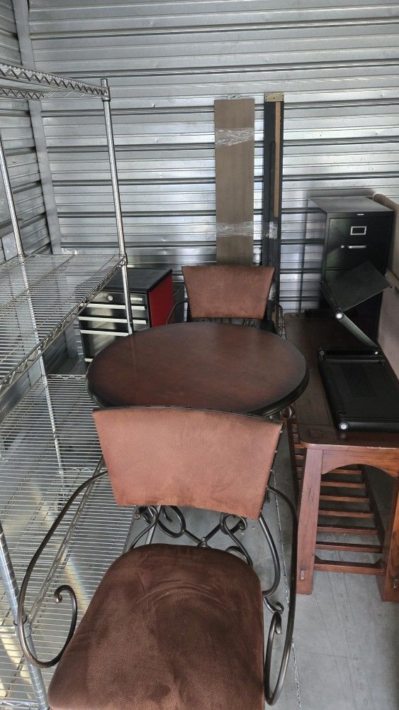 Great Tall Table With 2 Chairs