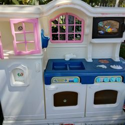 Little Tykes Kitchen For A Small Girl For 2 Up To 7 Great Condition Clean Asking $70 Comes With A Big Container Full Of Kitchen Toys Not Heavy 