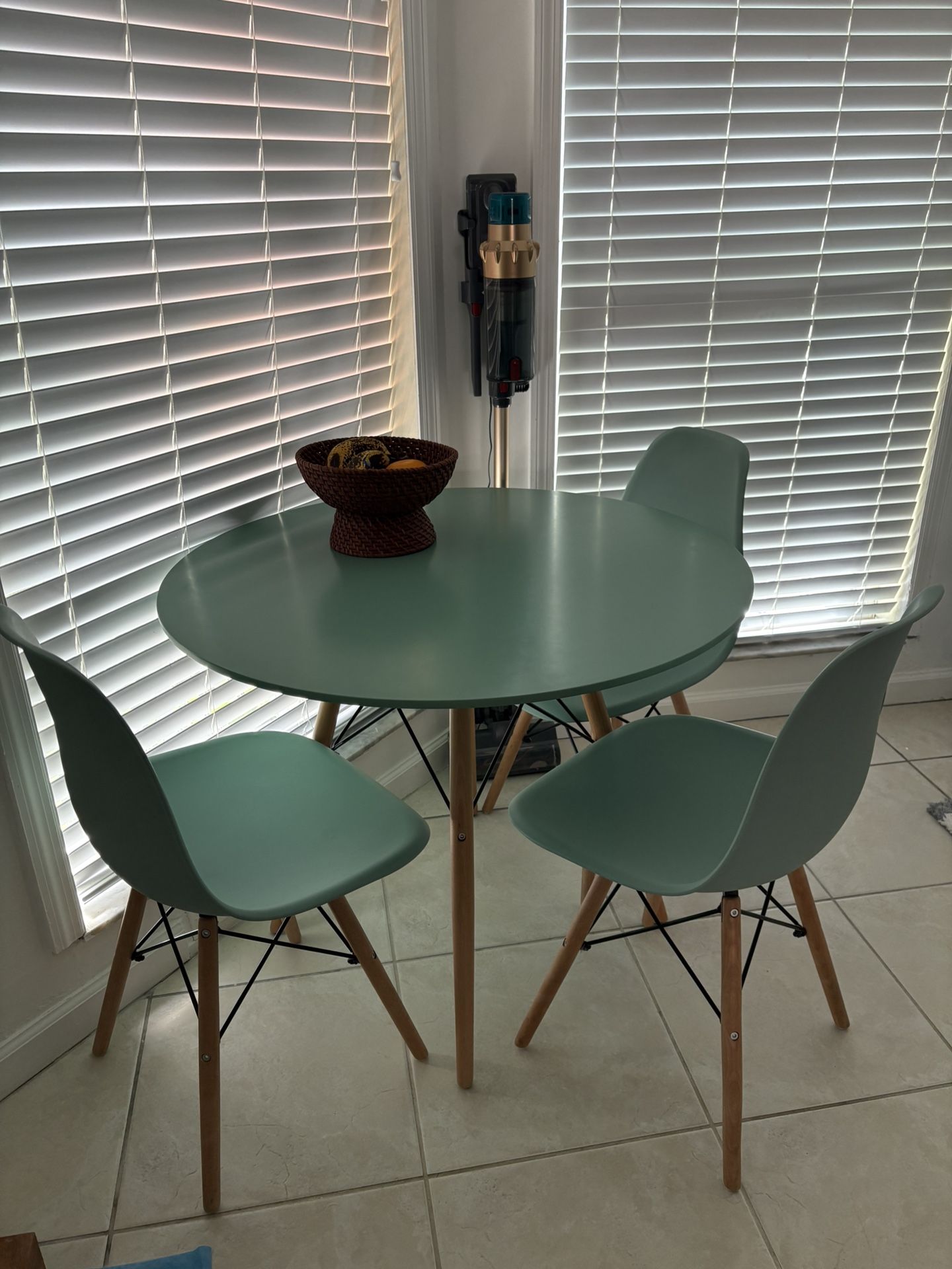 πͺ Round Table with 4 Chairs for Sale β In Excellent Condition! πͺ