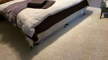 Sleeping beauty king size box spring - 9” like new